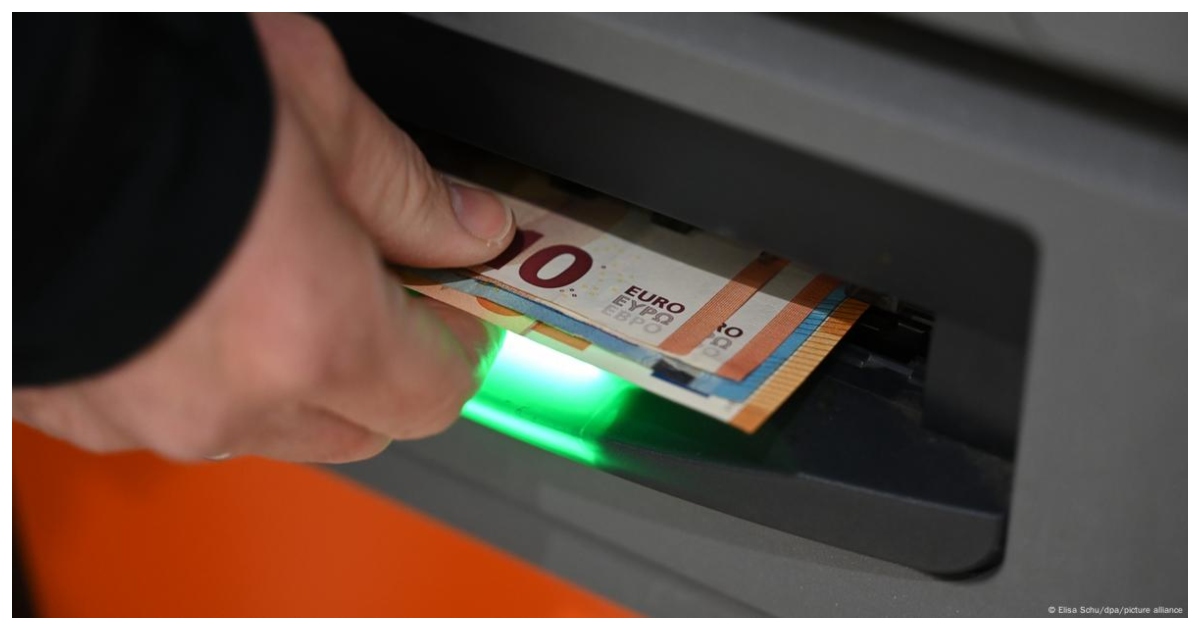 মোট দুই ধাপে কার্যকর হবে এই বাড়তি মজুরির অনুমোদন। ছবি: ডিডব্লিউ